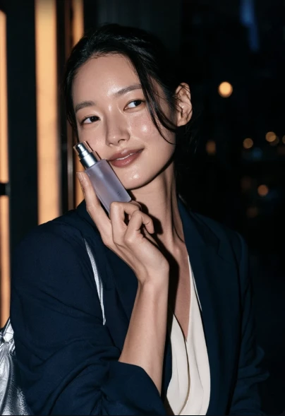 미스트를 들고 밤거리에 선 모델